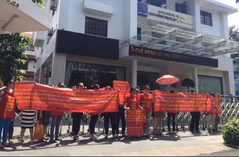 Những người mua căn hộ tại dự án PetroVietnam Landmark tụ tập đòi giải quyết quyền lợi.