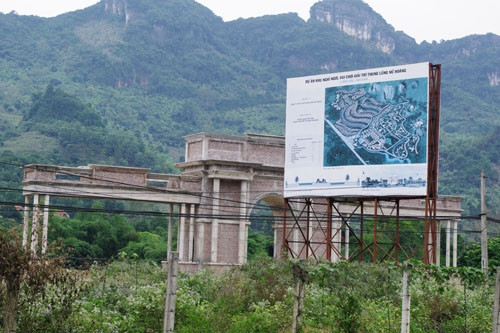 Sau tấm biển quảng cáo và chiếc cổng chào hoành tráng là thung lũng hoang.