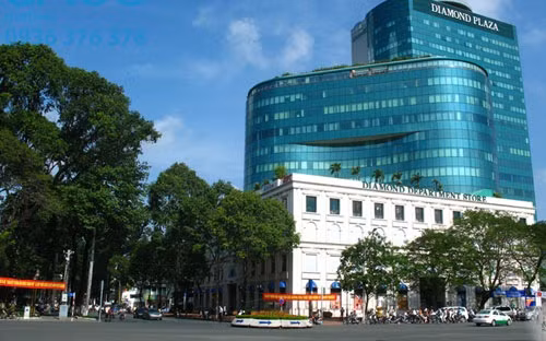 1. Lotte thâu tóm Diamond Plaza. Sau 15 năm hoạt động, tháng 3/2015, Diamond Plaza đã đổi chủ khi được Tập đoàn Lotte đã mua lại 70% cổ phần từ Posco. Giá trị của thương vụ mua bán bất động sản trên không được hai bên tiết lộ. 