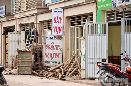 Không chỉ những ngôi biệt thự trên, ngay cả những khu nhà liền kề nằm trong KĐT Văn Phú (Hà Đông, Hà Nội) cũng được tận dụng làm nơi thu mua sắt vụn.