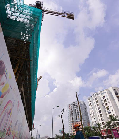 Những "quả bom" treo lơ lửng trên đầu người đi đường.