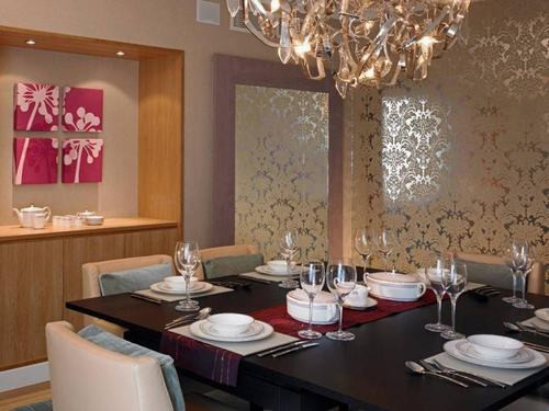 Một điều cần lưu ý khi sử dụng giấy dán tường để trang trí phòng ăn đó là việc bạn lựa chọn màu sắc.