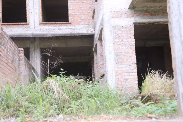 Khi báo chí phản ánh ồn ào, mới đây, ông Nguyễn Mạnh Thắng - Chủ tịch kiêm Tổng Giám đốc Công ty CP Đầu tư Đô thị và Khu công nghiệp Sông Đà 7 cho biết, dự án được khởi công xây dựng từ cuối năm 2010, hoàn thành trong năm 2014, thực hiện đúng luật, đúng tiến độ đã đăng ký.