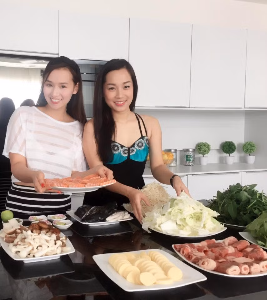 Căn hộ chung cư của Lã Thanh Huyền được trang trí theo phong cách hiện đại, tối giản với tông màu trắng chủ đạo. Rất nhiều đồ nội thất trong nhà được gia đình đặt từ nước ngoài của các hãng nổi tiếng trên thế giới.