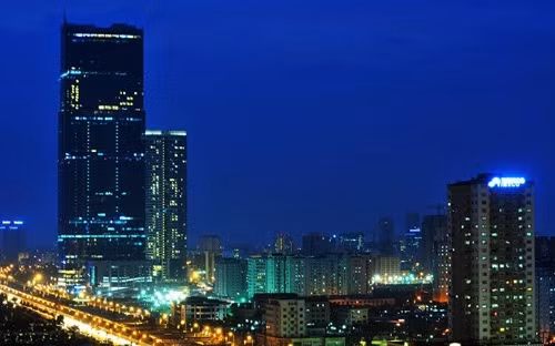 Hạ tầng giao thông ở phía Tây Hà Nội ngày càng hoàn thiện, các tuyến đường Hồ Tùng Mậu, Lê Đức Thọ, Hàm Nghi, Nguyễn Cơ Thạch, Phạm Hùng được mở rộng và xây mới, tuyến tàu điện Nhổn - Ga Hà Nội đang được xây dựng. Ảnh: Zing.