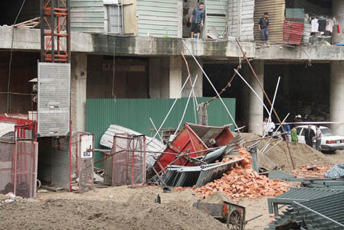 Đã có không ít vụ tai nạn do cần cẩu gây ra tại các công trường lớn nhỏ. Gần đây nhất, vào ngày 4/12 máy thăng vận tại công trình dự án chung cư số 52 Lĩnh Nam (Hoàng Mai, Hà Nội) bất ngờ rơi tự do từ khoảng tầng 20 xuống đất, làm 3 người chết.