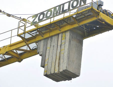 Nhìn hình ảnh này nhiều người phía dưới phải thót tim.