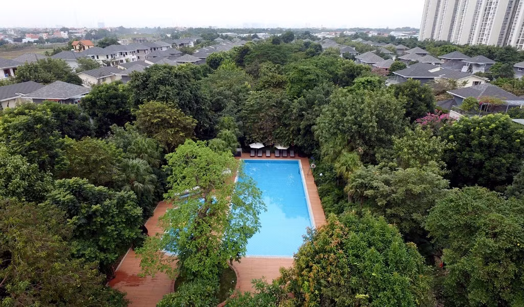 Hồ bơi rộng thoáng, mát mẻ.