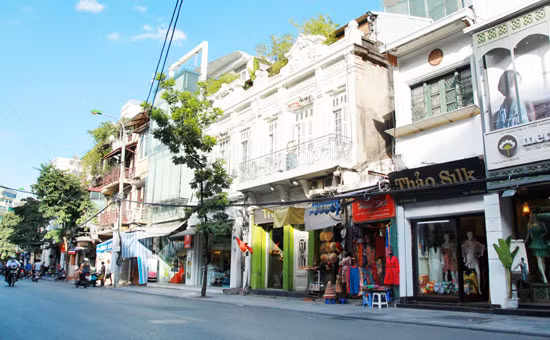 Những ngôi nhà ven phố cổ có giá mềm hơn, dao động từ 300 - 350 triệu đồng/m2.