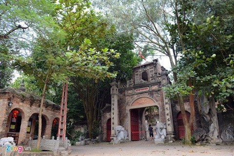 Việt Phủ Thành Chương: Công trình đồ sộ Việt phủ Thành Chương được xây dựng từ năm 2001, đến năm 2003 thì hình hài của quần thể kiến trúc này được đa dạng đặc sắc như hiện nay. Tuy nhiên, năm 2013, Thanh tra Sở Tài Nguyên và Môi trường đã khẳng định công trình này xây dựng không phép.