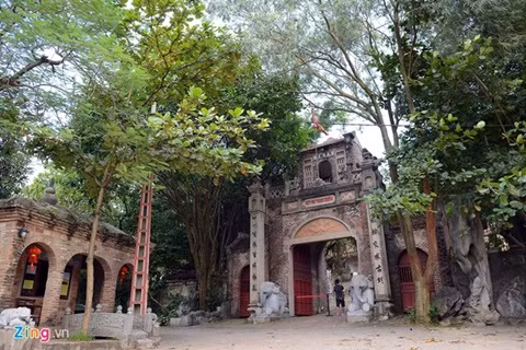 Việt Phủ Thành Chương: Công trình đồ sộ Việt phủ Thành Chương được xây dựng từ năm 2001, đến năm 2003 thì hình hài của quần thể kiến trúc này được đa dạng đặc sắc như hiện nay. Tuy nhiên, năm 2013, Thanh tra Sở Tài Nguyên và Môi trường đã khẳng định công trình này xây dựng không phép.