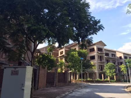 Dự án nhà ở cho thứ trưởng và cấp tương đương này gồm 227 căn với tổng mức đầu tư hơn 410 tỉ đồng do Công ty cổ phần đầu tư đô thị và khu công nghiệp Sông Đà 7 (Sông Đà 7) làm chủ đầu tư.