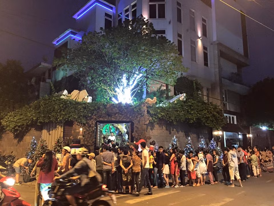 Từ chiều tối qua (15/12), căn biệt thự của Đàm Vĩnh Hưng ở TP HCM bắt đầu mở cửa đón khách tới thăm quan và chụp ảnh miễn phí. Ảnh: Facebook Đàm Vĩnh Hưng.