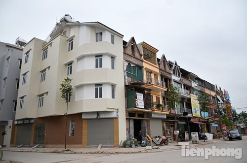 Mặc dù nằm tại vị trí đẹp nhưng những ngôi biệt thự liền kề cũng chịu chung số phận làm nơi thu mua đồng nát.