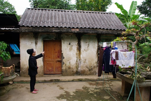 Vì nằm trong dự án, mặc dù nhà bị cũ nát, sắp sập nhưng bà Đỗ Thị Thơi không dám cơi nới, không được canh tác trên đất của mình nên đời sống rất khó khăn.