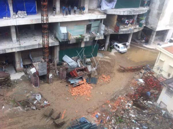 Một tai nạn lao động nghiêm trọng vừa xảy ra tại công trình chung cư Lilama 52 Lĩnh Nam (quận Hoàng Mai - Hà Nội). Theo đó, thang máy thi công công trình chung cư này khi đưa 3 công nhân lên tầng cao đã bị rơi tự do từ tầng 30 xuống đất.