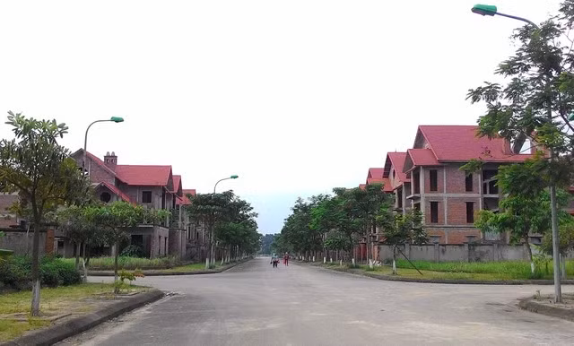 Được xây dựng từ những năm 2000, Khu đô thị Quang Minh nằm gần như tách biệt với trung tâm Thành phố. Khu đô thị có diện tích đất 45 ha, vốn đầu tư 600 tỷ đồng.