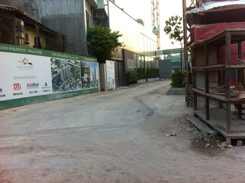 Một điểm phiền phức rất lớn nữa là dự án nằm giữa khu dân cư đông đúc, dân trí không đồng đều nên môi trường sống cũng khá xô bồ, chật chội. Và đặc biệt khu vực đường Kim Giang, Khương Đình chạy qua dự án thường xuyên xảy ra tắc đường vào giờ đi làm và tan tầm. Hầu hết khách mua dự án và người dân xung quanh đều lo lắng khi khu chung cư đi vào sử dụng, khách hàng về ở kín thì tình trạng tắc đường sẽ còn kinh khủng hơn. Ảnh chụp lối vào dự án từ đường Kim Giang.