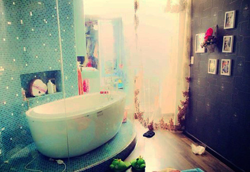 Phòng tắm của siêu mẫu cũng rất lãng mạn.