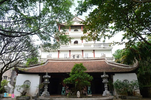 Theo Telegraph, Việt Phủ là một quần thể những kiến trúc nhà mang đậm chất lịch sử, không hẳn giống như tên gọi đầy chất cung đình đó. Bên trong khuôn viên rộng hơn một ha được chia làm nhiều quần thể nhỏ khác nhau. Có riêng hẳn một Hồ rối nước để trình diễn nghệ thuật múa rối nước dân gian của Việt Nam.