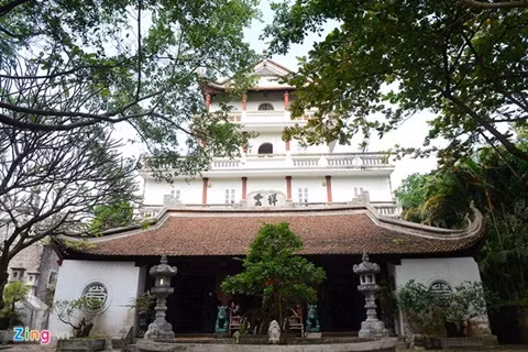 Theo Telegraph, Việt Phủ là một quần thể những kiến trúc nhà mang đậm chất lịch sử, không hẳn giống như tên gọi đầy chất cung đình đó. Bên trong khuôn viên rộng hơn một ha được chia làm nhiều quần thể nhỏ khác nhau. Có riêng hẳn một Hồ rối nước để trình diễn nghệ thuật múa rối nước dân gian của Việt Nam.