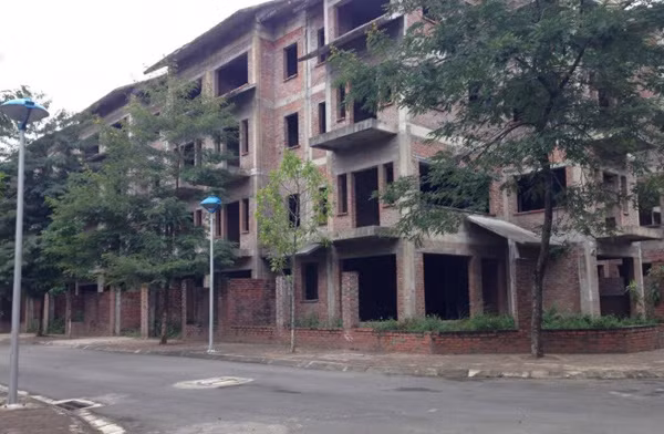 Theo quan sát, TT9-TT10 đã hoàn thành xây thô bên ngoài, nhưng hệ thống đường nội bộ nhiều nơi vẫn chưa hoàn thiện. Hệ thống cống thoát nước, hệ thống điện cũng chưa hoàn thiện.