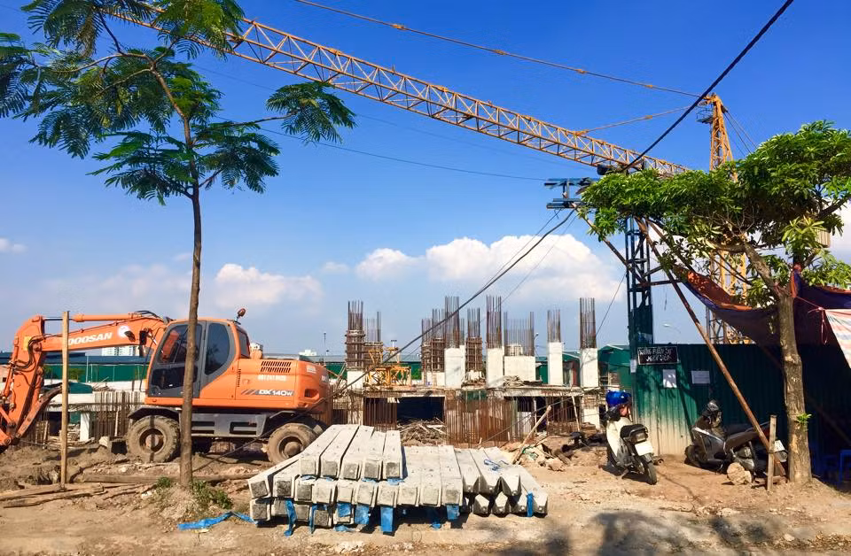 Khu đất rộng hơn 7.300 m2 để xây dự án. Dự án nằm đối diện với sông Tô Lịch. Ảnh chụp thực tế thi công dự án cách đây hơn 3 tháng.