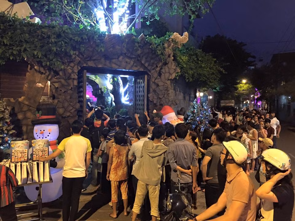 Căn biệt thự được trang hoàng vô cùng rực rỡ và hoành tráng để đón Giáng sinh. Ảnh: Facebook Đàm Vĩnh Hưng.