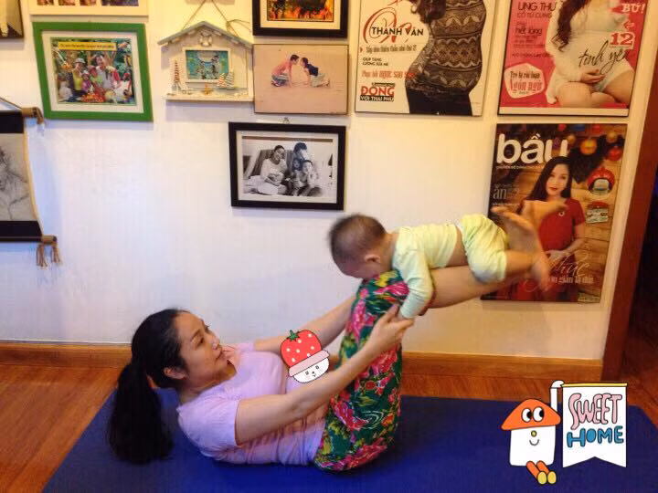 Tổ ấm của gia đình Ốc Thanh Vân - Trí Rùa được trang trí rất giản dị. Cả phòng khách lẫn phòng ngủ treo đầy những bức ảnh gia đình, những bìa tạp chí về mẹ Ốc và cả nhà...