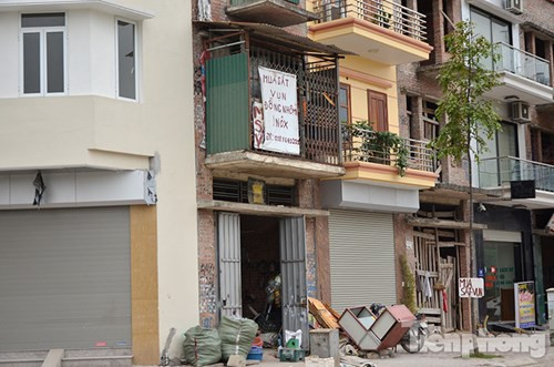 Khu nhà liền kề nằm tại thôn Yên Xá, xã Tân Triều, huyện Thanh Trì, TP Hà Nội được tận dụng làm nơi thu mua sắt vụn.