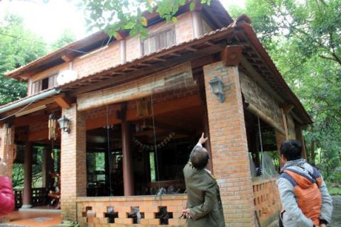 Một khu biệt phủ khác được xây dựng cách biệt phủ tướng Thạch mấy km.