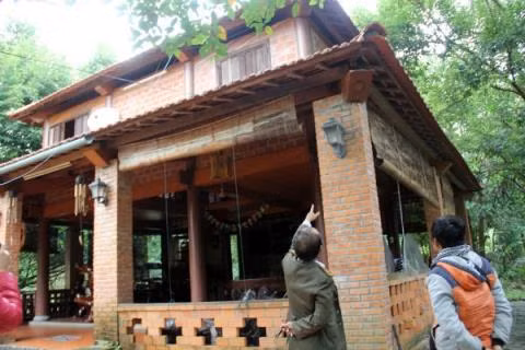 Một khu biệt phủ khác được xây dựng cách biệt phủ tướng Thạch mấy km.