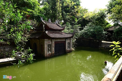 Việt phủ Thành Chương là một tổ hợp của các công trình kiến trúc cổ và giả cổ được sưu tầm và xây dựng ở huyện Sóc Sơn, cách trung tâm Hà Nội chừng 40km.