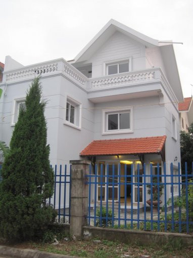 Cận cảnh một căn biệt thự rộng 230 m2 tại khu đô thị từng có người dọn về ở.