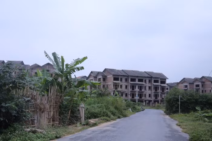 Lý giải về việc đã có 188 ngôi nhà được bàn giao nhưng trong khu dự án chỉ lác đác vài hộ gia đình sinh sống, ông Thắng cho biết chủ đầu tư đã làm đúng quy định. "Khi đã bàn giao nhà cho người dân thì đó là tài sản của công dân, việc họ ở hay chưa ở là quyền của họ".