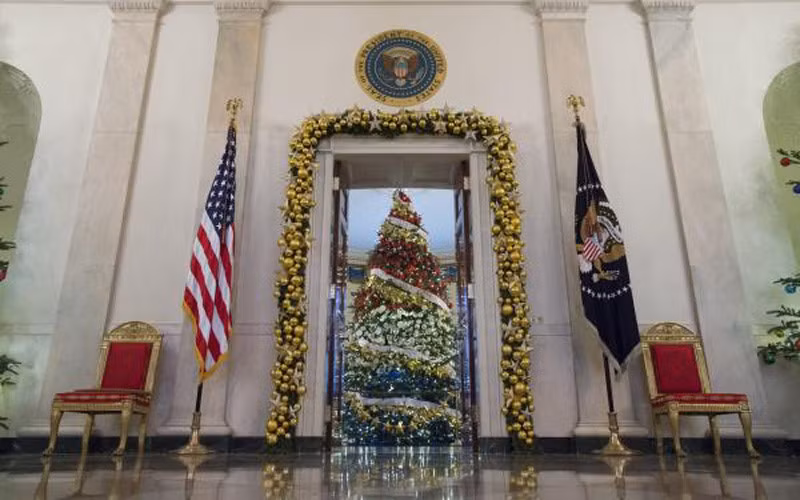 Một cây thông cao 15m được dựng trong phòng Xanh để tưởng niệm các anh hùng. (ảnh: UPI).