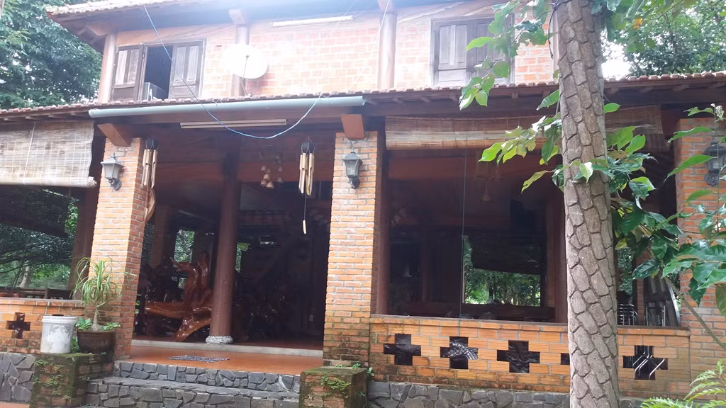 Trên khu đất này, ông Dũng đang trồng nhiều cây ăn quả, cây lâm nghiệp, cây bóng mát. Bên cạnh đó còn có hệ thống bờ kè bằng bê tông và đá cuội dọc bên suối, một số hồ nuôi cá. Khu vực này cách Trạm kiểm lâm Suối Lương khoảng 300m.