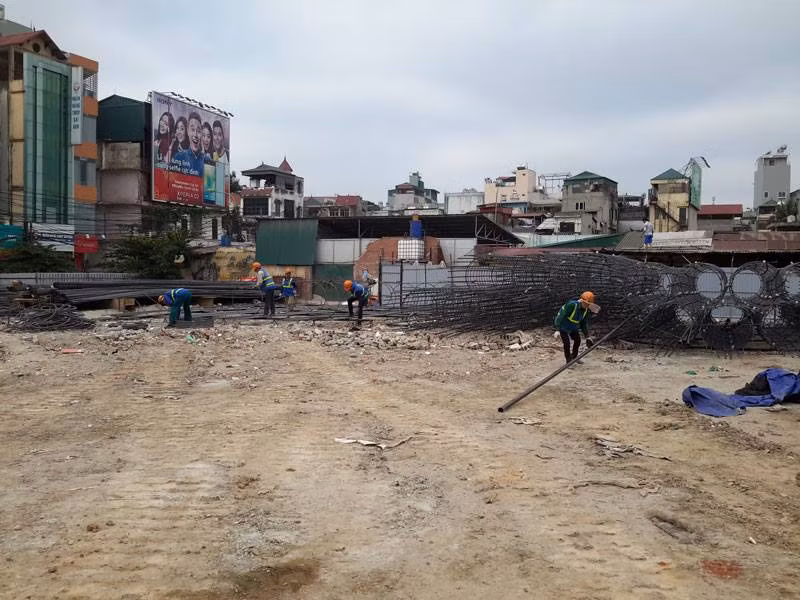 Người dân quanh đây cũng cho biết vô cùng lo ngại khi tòa nhà được đưa vào sử dụng, một lượng lớn dân tới ở thì tình trạng tắc đường sẽ càng trầm trọng hơn. Ảnh chụp khu đất trước khi chuẩn bị xây chung cư The Artemis. Xung quanh khu đất này 2 mặt là nhà cửa mọc sát nhau, còn 2 mặt giáp với đường Trường Chinh và đường Lê Trọng Tấn. Như vậy, với những điểm trừ nêu trên, việc lựa chọn mua căn hộ dự án The Artemis... khách hàng cần xem xét kỹ!