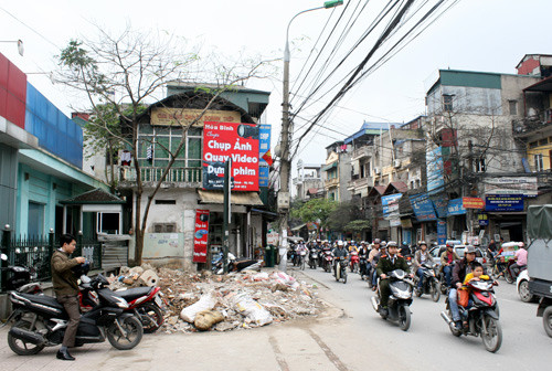Điểm trừ tiếp theo của dự án The Artemis là nằm ở khu vực giao thông thường trong tình trạng ùn tắc. Đường Trường Chinh nhiều năm nay là một trong những con đường khiến người dân bị ám ảnh bởi cảnh kẹt xe như cơm bữa, kể cả khi đường được mở rộng, bởi mật độ người, xe lưu thông quá đông. Cư dân ở đây khi đi ra tứ phía, như đi ra hướng Ngã tư Sở, Ngã tư Vọng, Phạm Ngọc Thạch hay đi Lê Trọng Tấn ra khu Định Công để sang Linh Đàm... đều phải đi qua những đoạn đường thường xuyên ùn tắc. Ảnh chụp dự án chung cư Artemis nhìn từ phía đường Trường Chinh. Ảnh: Minh Hiếu.
