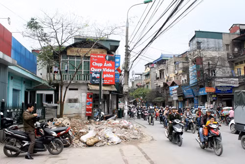 Điểm trừ tiếp theo của dự án The Artemis là nằm ở khu vực giao thông thường trong tình trạng ùn tắc. Đường Trường Chinh nhiều năm nay là một trong những con đường khiến người dân bị ám ảnh bởi cảnh kẹt xe như cơm bữa, kể cả khi đường được mở rộng, bởi mật độ người, xe lưu thông quá đông. Cư dân ở đây khi đi ra tứ phía, như đi ra hướng Ngã tư Sở, Ngã tư Vọng, Phạm Ngọc Thạch hay đi Lê Trọng Tấn ra khu Định Công để sang Linh Đàm... đều phải đi qua những đoạn đường thường xuyên ùn tắc. Ảnh chụp dự án chung cư Artemis nhìn từ phía đường Trường Chinh. Ảnh: Minh Hiếu.