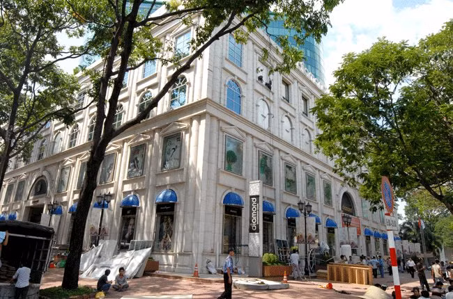 Diamond Plaza là tòa cao ốc gồm 22 tầng, tọa lạc ở góc đường Lê Duẩn và Phạm Ngọc Thạch, nằm phía sau lưng Nhà thờ Đức Bà Sài Gòn, ngay trung tâm TP HCM. Đây là một tổ hợp thương xá, văn phòng cho thuê và căn hộ cao cấp có vị trí đắc địa bậc nhất TP HCM.