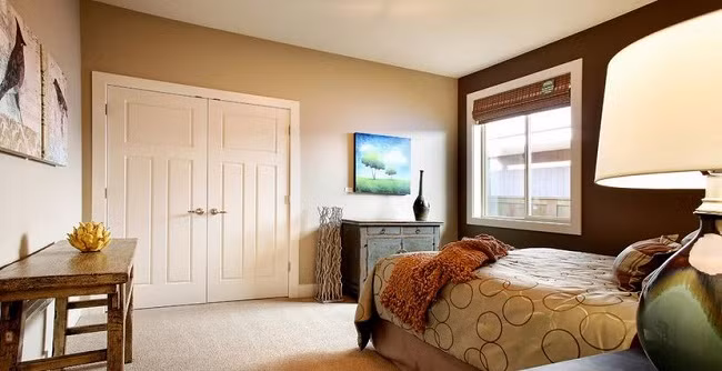 Những người có cá tính trầm rất thích hợp với màu nâu bởi yếu tố "tĩnh" mà nó đem lại. Tuy nhiên, tránh dùng màu nâu làm màu chủ đạo trong phòng ngủ của trẻ, cũng như ở khu vực Tây Nam của nhà hay căn phòng của bạn. Không gian quá nhiều màu nâu có thể khiến người sống trong đó trở nên thiếu tham vọng và động lực để vươn lên. Do vậy, hãy giữ màu nâu ở một mức độ vừa phải, tương thích với các màu sắc khác. 