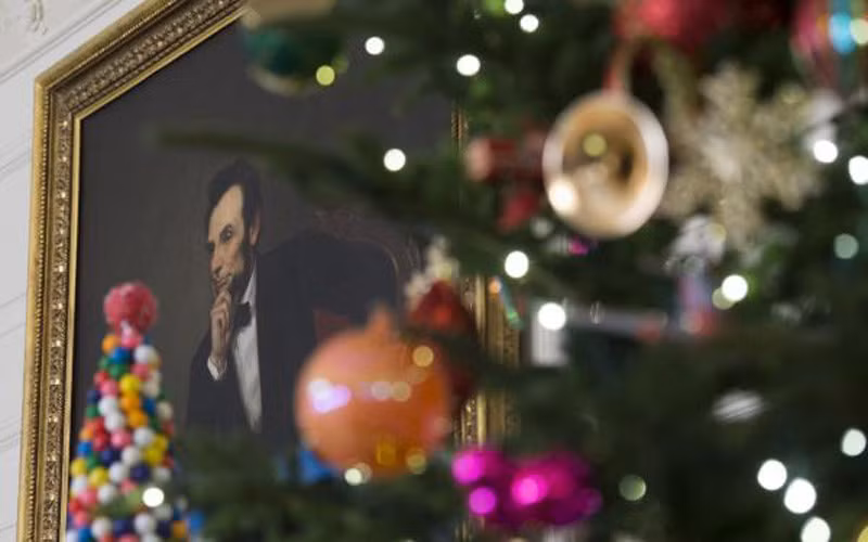 Khác hẳn với vẻ trang nghiêm thường ngày, Nhà Trắng lúc này lung linh sắc màu. (ảnh: UPI). Bức tranh về vị Tổng thống Mỹ đầu tiên Abraham Lincoln được canh gác bởi 2 chú lính đáng yêu. (ảnh: UPI).