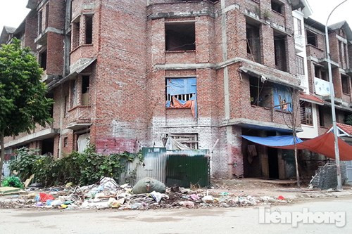 Một số căn biệt thự khác được tận dụng làm cửa hàng sắt thép.