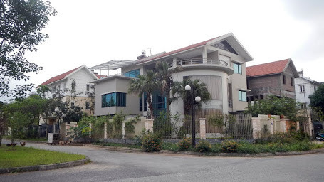 Dù hạ tầng cơ sở nơi đây đã khá hoàn thiện nhưng nguyên nhân lớn nhất khiến hàng loạt căn biệt thự tại dự án này không bán được có lẽ là nằm ở vị trí quá xa trung tâm Hà Nội.