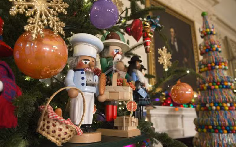 Phòng ăn Trắng được trang trí với rất nhiều hình nộm, búp bê. (ảnh: UPI).