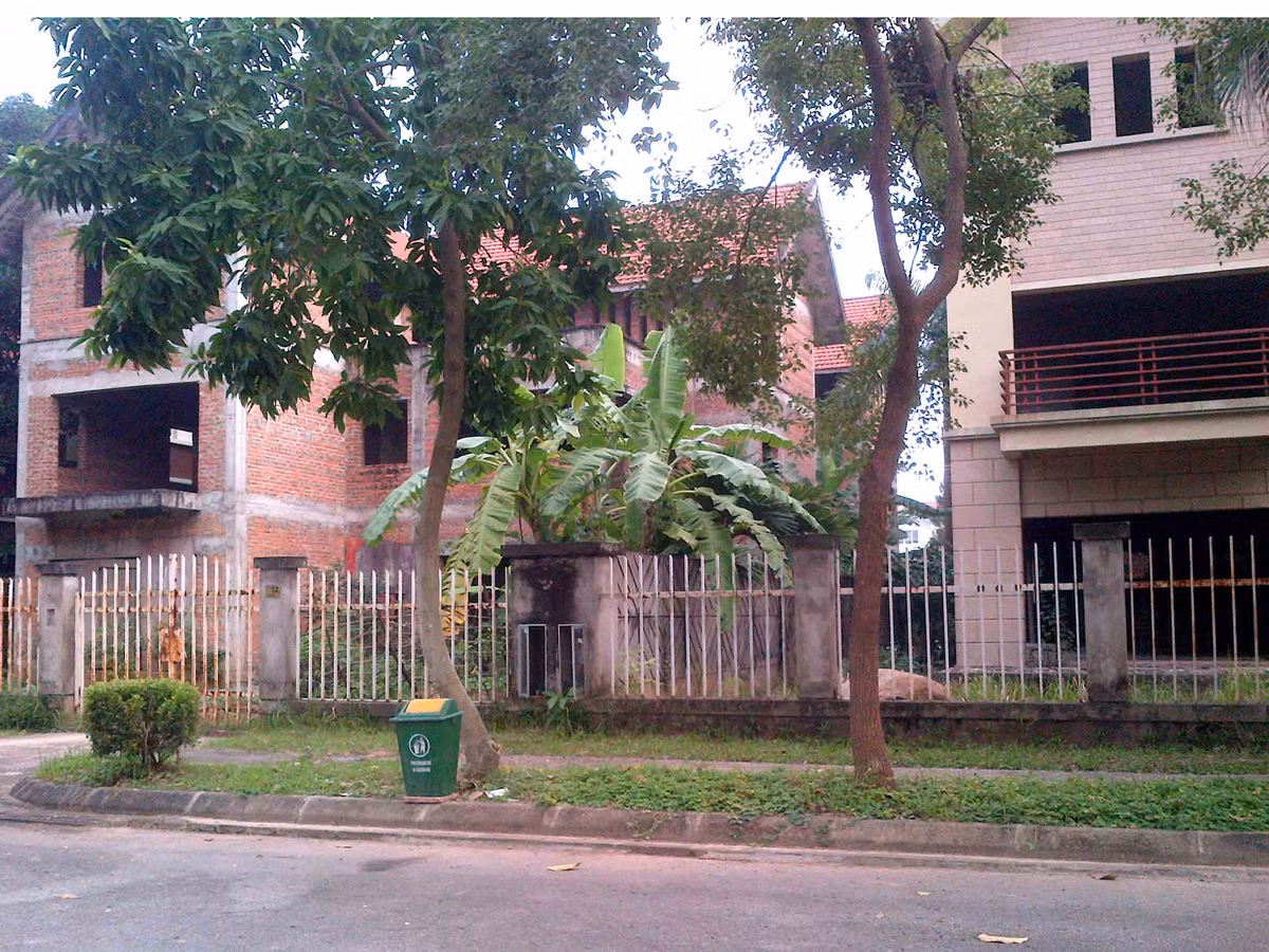 Thời kỳ những năm 2009 - 2010, mỗi căn biệt thự rộng từ 300 m2 đến 400 m2 tại khu đô thị này có giá lên tới trên dưới 10 tỷ đồng.