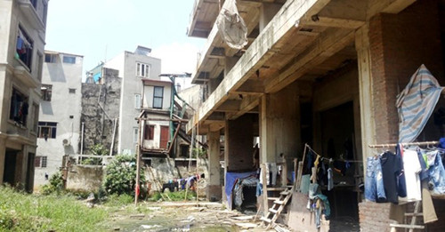 Tuy nhiên, sau khi các hộ dân đóng tiền, dự án vẫn không thi công tiếp. Nhiều khách hàng mua dự án này cho biết, tính đến thời điểm năm 2013, nhiều khách hàng đã nộp 95% giá trị căn hộ nhưng dự án vẫn bất động không hiểu vì lý do gì.