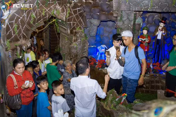 Những vị khách đầu tiên hào hứng bước vào, Mr. Đàm nhiệt tình giới thiệu cho mọi người biết về khu vườn đặc biệt này. Ảnh: Trang Fan Club Việt.