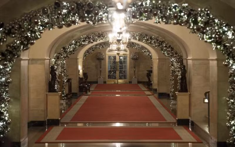 Hành lang Trung tâm giăng đèn sáng rực. (ảnh: UPI).